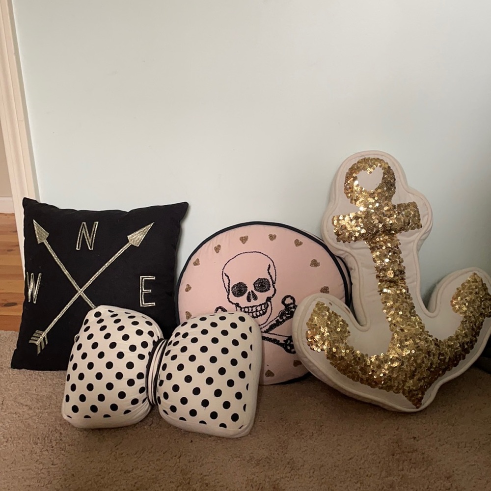 Pottery barn pillow set